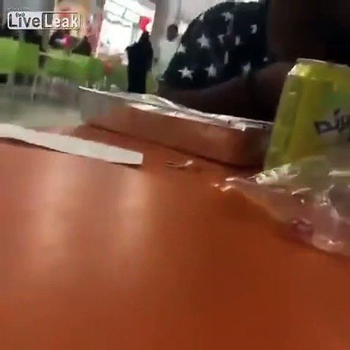 Il  colle son ami à une chaise avec de la super glue... Mauvaise blague