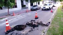 Trecho de asfalto cede novamente e novo buraco abre em Vitória