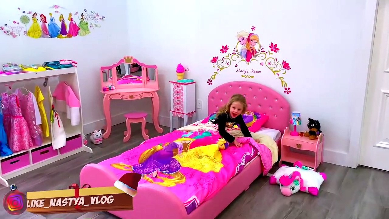 Nastya changes clothes and asks for dad's makeup