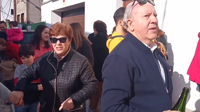 Alegría y emoción en Fuente del Maestre (Badajoz) tras tocar el segundo premio de la Lotería