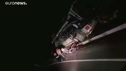 Скачать видео: Al menos 20 muertos en un accidente de tráfico en Guatemala