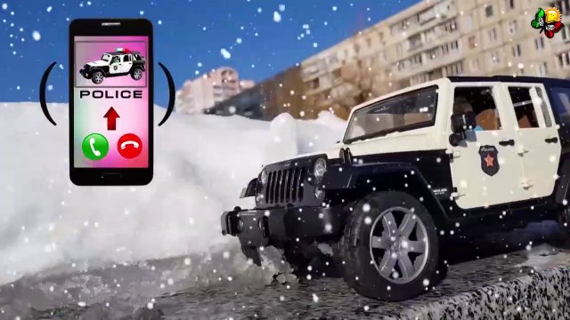 السيارات Bruder لا يخافون من الثلوج! معدات البناء Bruder حرر السيارات من الثلج. روما وديانا يلعبان في الخارج. قاما بنصب ترامبولين وقررا أن يلعبا عليها. على الرغم من ذلك، روما بدأ باللعب في دوره، ولم يسمح للديانا باللعب! ذهبت تشكو إلى والدها، لكن الوالد كا