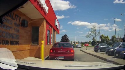 Deja su coche en un taller con la cámara encendida y graba el 'servicio' que menos esperaba