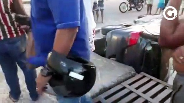 Carro cai em valão após colidir com outro veículo em Linhares
