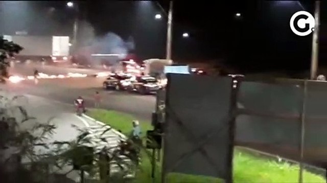 Protesto interdita BR 101 nos dois sentidos na Serra