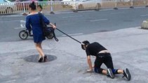 La china perversa saca a pasear al calzonazos del novio como si fuera un perro