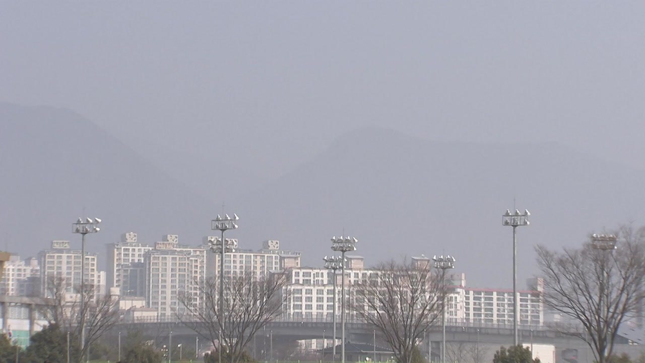 [날씨] 낮부터 추위 풀려...오후 中 스모그 유입 / YTN