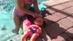 Sophia Nadando na Piscina com sua Boneca Natação