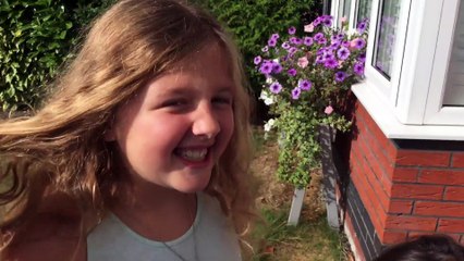 Sophia, Isabella e  Alice  Lendo Cartas