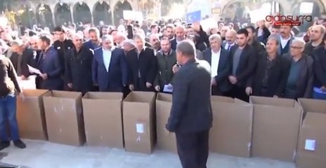 Çin'i böyle protesto ettiler... Tekbir getirip kartondan Çin Seddi yıktılar