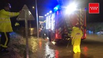 Rescatadas varias personas de sus vehículos en Madrid por las lluvias