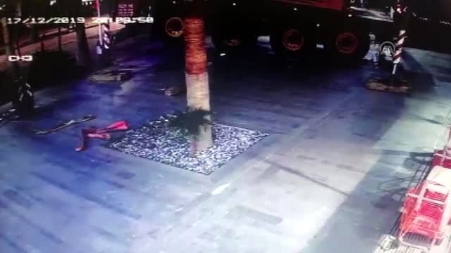 Vincin devrilme anı güvenlik kamerasına yansıdı