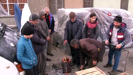 Erzincan Buz Tuttu...Pazarcılar Soğuktan Korunmak İçin Soba Kurdu