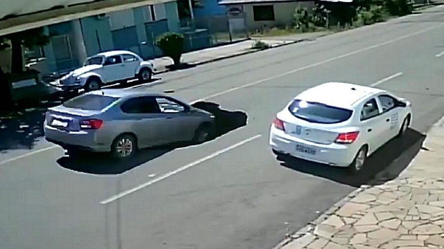 Un énorme trou en plein milieu de la route