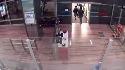 Havalimanlarında görevli 3 polise göçmen kaçakçılığı tutuklaması