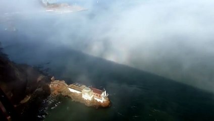 Un immense brouillard recouvre la baie de San Francisco