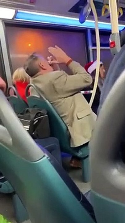 Noel : les passagers chantent dans ce bus !