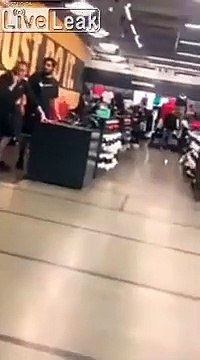 Voleurs à Noel : ils quittent le magasin les bras remplis de vêtements !