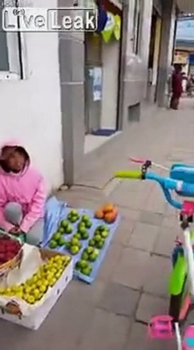 Ils offrent des cadeaux à une fillette sans abri qui vend des fruits dans la rue !