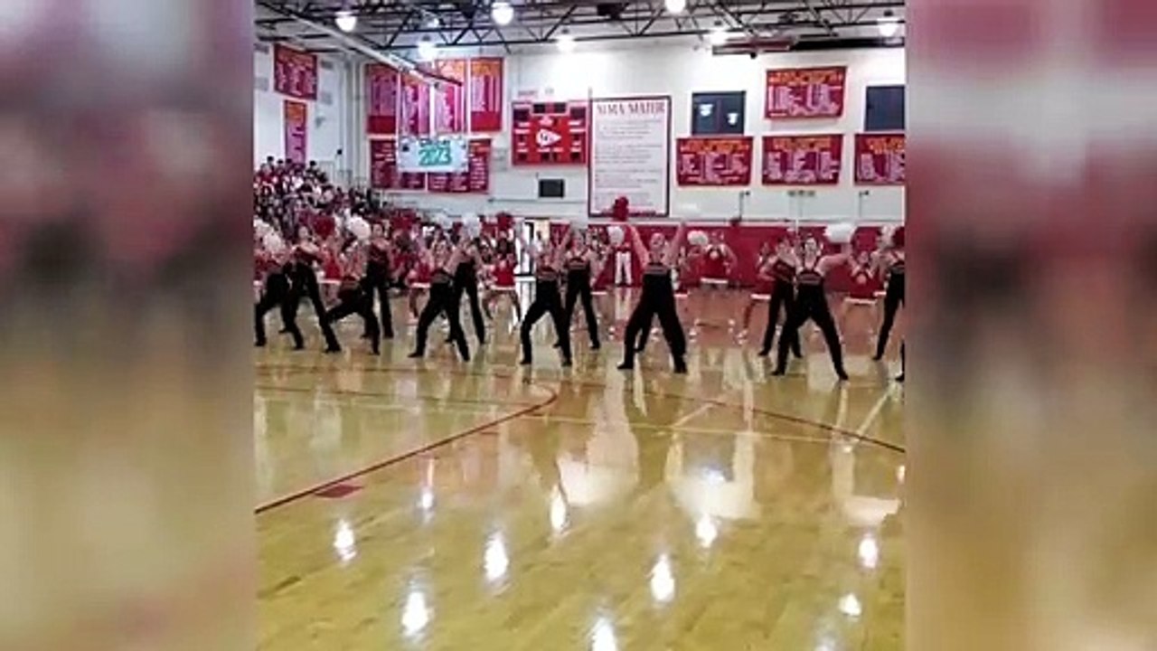Ce prêtre est devenu la star d'un spectacle de pom pom girls