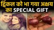 Twinkle Khanna ने पहने Akshay Kumar के गिफ्ट किए Onion Earrings | वनइंडिया हिंदी