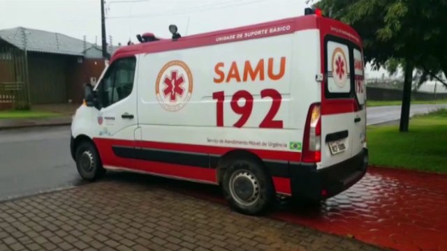 Ao acender churrasqueira de costelão, homem tem queimadura no rosto