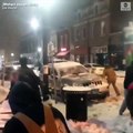 ABD'de polislerin vatandaşlarla kartopu savaşı yaptığı o anlar