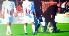 Hatayspor-Adanaspor maçında saha zemini çökünce dışarıdan el arabasıyla kum getirdiler