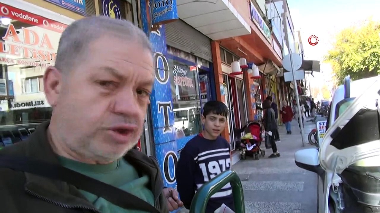 Otomobilin altına giren kediyi tamirci çıkardı