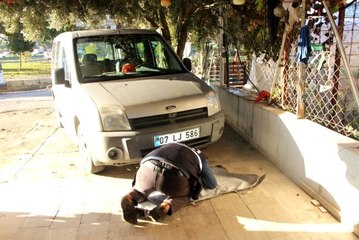 Çalışmayan aracın altındaki civatayı gören sürücü, telefona sarıldı