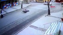 İzmir motosiklet kazası güvenlik kamerasına takıldı