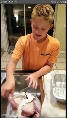 Vider la dinde de Noël c'est pas si simple.. surprise !