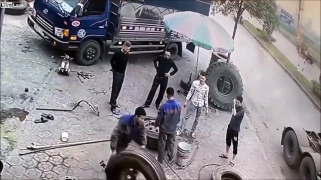 Garagistes du dimanche : un pneu explose dans les airs !