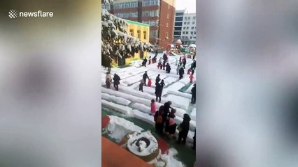 Les enfants s'éclatent dans un labyrinthe géant de neige !