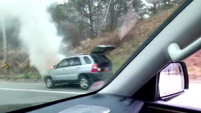 달리던 SUV 승용차 불...다친 사람 없어 / YTN