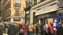 Los ciudadanos compran los últimos décimos en Doña Manolita