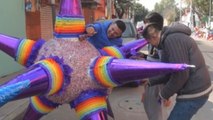 Vendedores de piñatas desean mantener la tradición de las posadas mexicanas