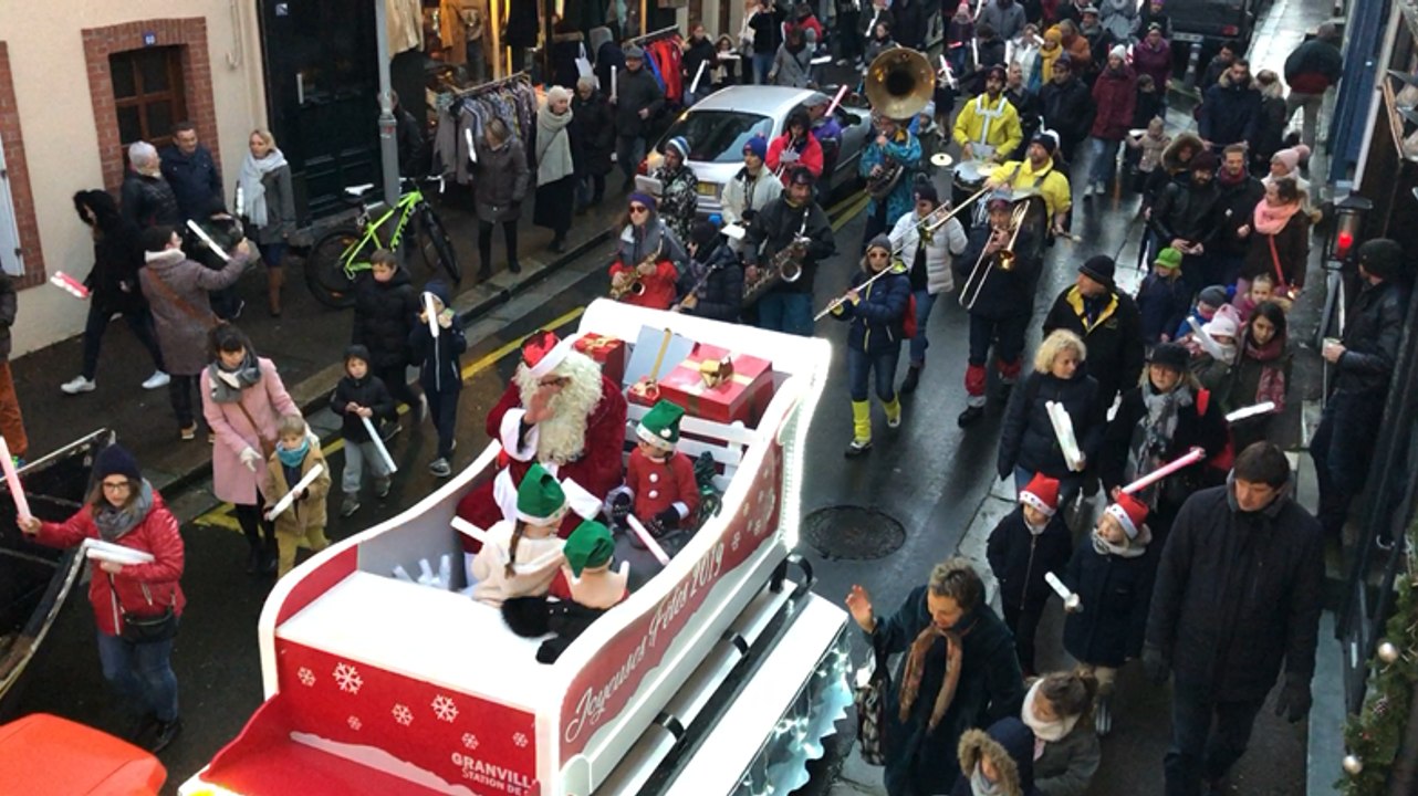 Descente aux flambeaux avec le Père Noël