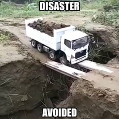 Traverser un gouffre en camion sur 2 planches de bois... risqué