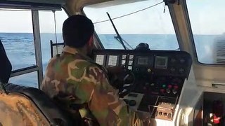 السرية البحرية سوسة تجر سفينة تركية الى ميناء رأس الهلال للتفتيش