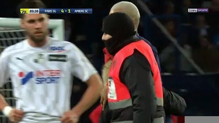 PSG : Mbappé signe un autographe en plein match à garçon !