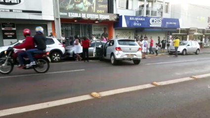 Gol bate contra carro estacionado na Avenida Brasil, no Centro