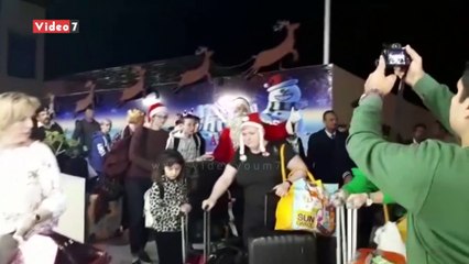 سائح بلجيكى يصل مرسى علم مرتديا ملابس بابا نويل لقضاء الكريسماس
