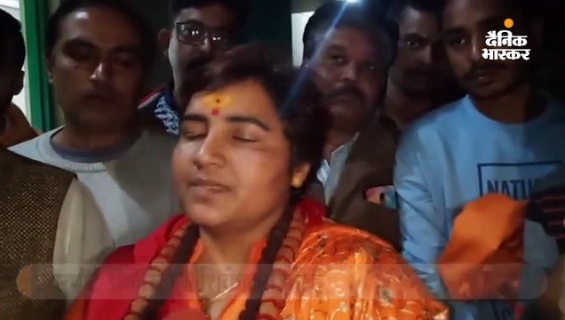 फ्लाइट में पसंद की सीट न मिलने से सांसद प्रज्ञा ठाकुर नाराज, 10 मिनट तक विमान से नहीं उतरीं