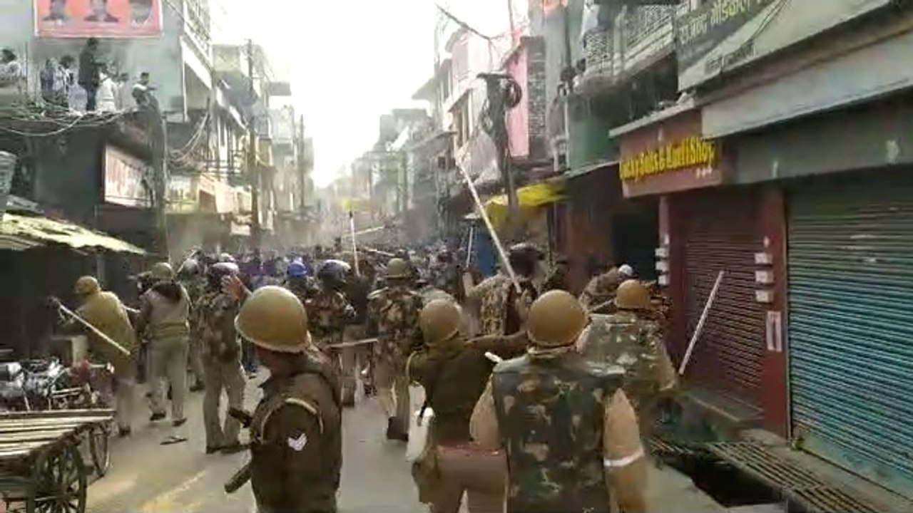 New video police lathi charge