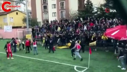 Taraftarlar telleri söküp birbirine girdi