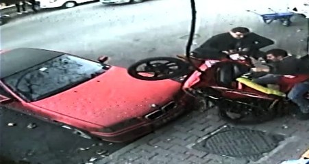 Gaz kolu takılı kalan motosiklet ortalığı karıştırdı