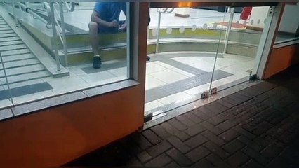 Homem fica preso dentro de agência bancária em Cascavel