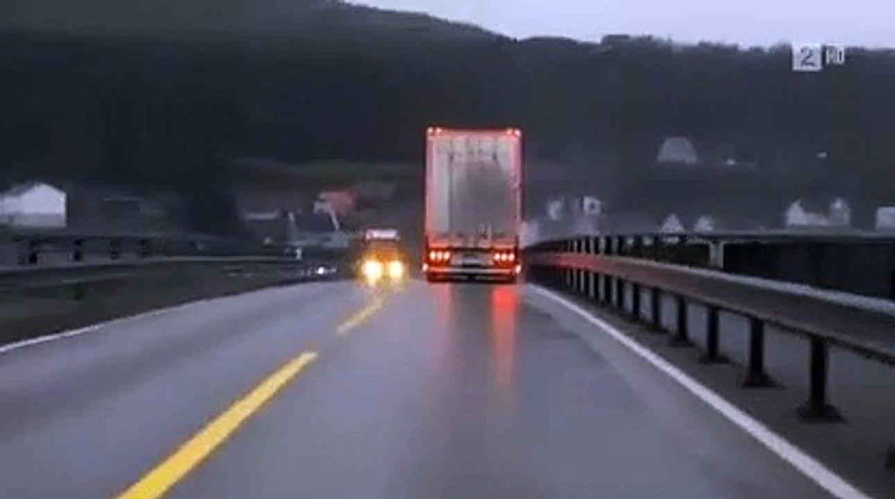 Un conducteur frole le pire en croisant un camion... Fou