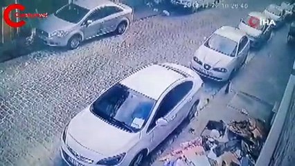 Baba ve çocuğu uçan çatının altında kalmaktan saniyelerle kurtuldu